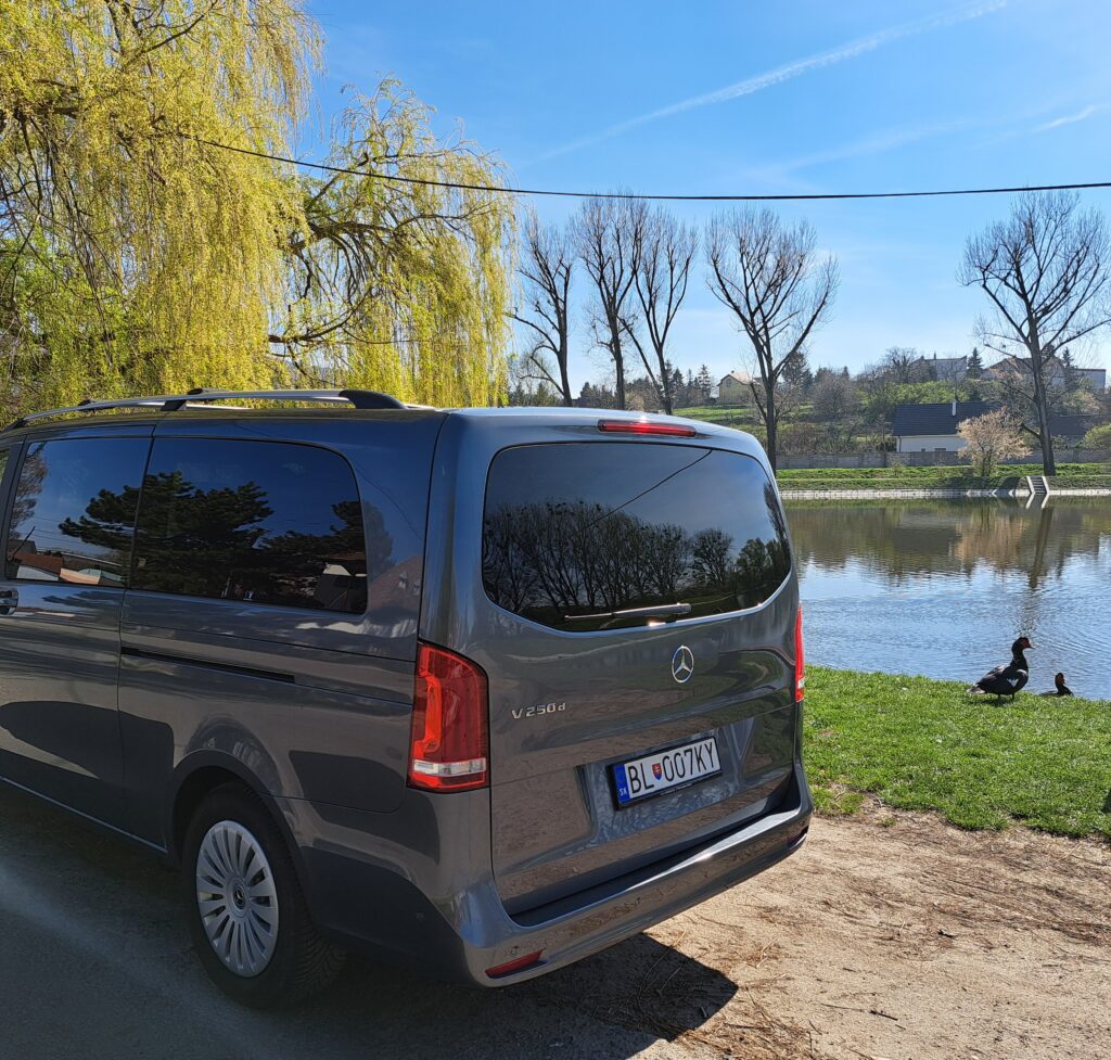 Požičaj si Mercedes.